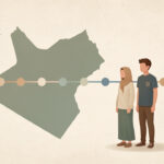 Illustration éditoriale sobre montrant une mère et son adolescent devant une représentation simplifiée de la carte du Yémen, accompagnée d’une frise chronologique abstraite aux couleurs douces.
